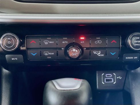 Used 2025 Jeep Compass Limited AWD/4WD image 19