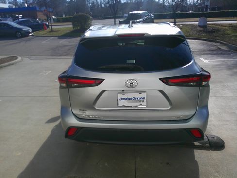 Used 2024 Toyota Highlander XLE image 11