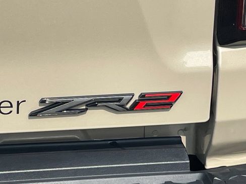Used 2023 Chevrolet Colorado ZR2 w/ Technology Package AWD/4WD image 18