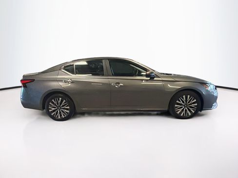 Used 2025 Nissan Altima 2.5 SV FWD image 10