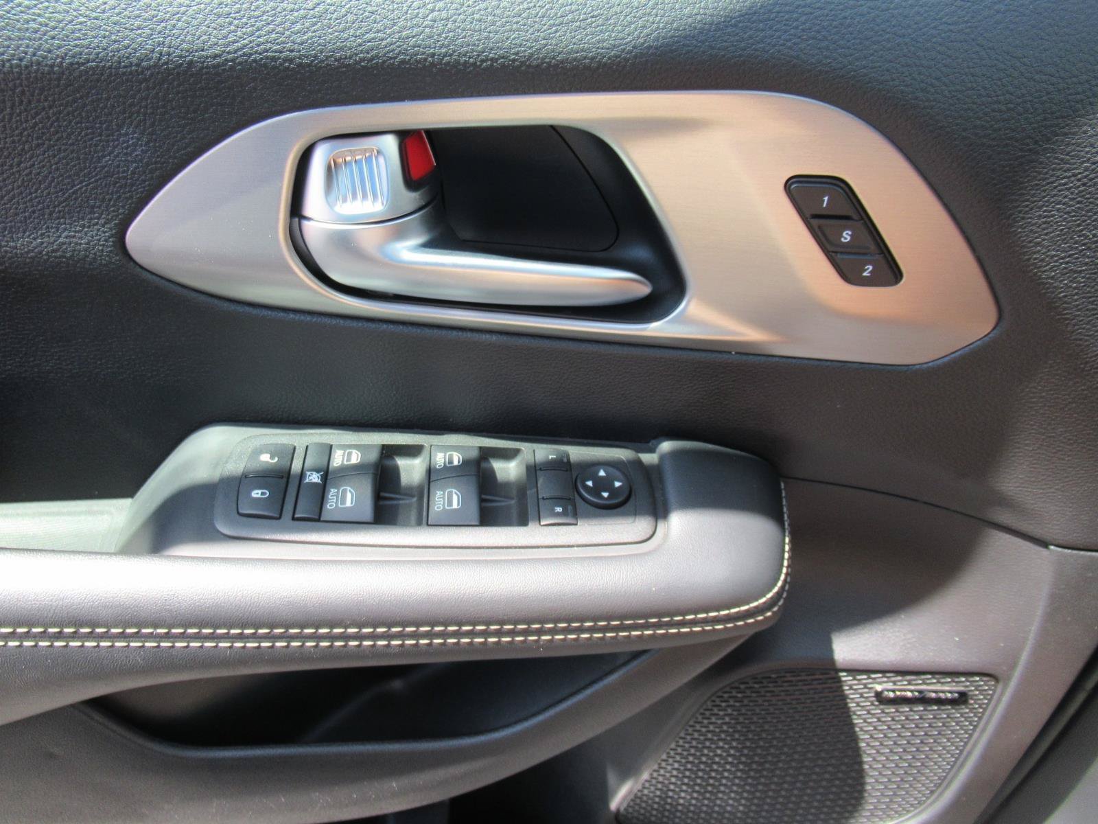 Used 2022 Chrysler Pacifica Limited w/ S Appearance Package FWD image 22