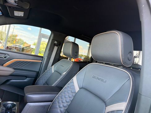 Used 2024 GMC Canyon Denali AWD/4WD image 12