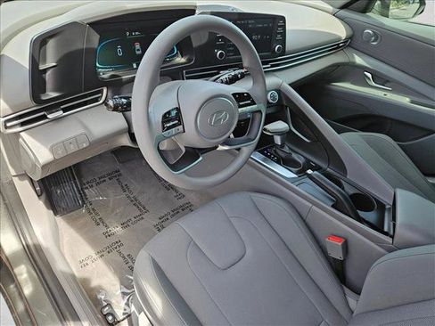 Used 2025 Hyundai Elantra SE FWD image 19
