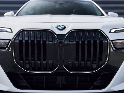 Used 2025 BMW 760i xDrive w/ Premium Package image 16