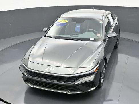 Certified 2025 Hyundai Elantra Sport image 34