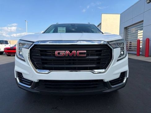 Used 2023 GMC Terrain SLE w/ Driver Convenience Package FWD image 2