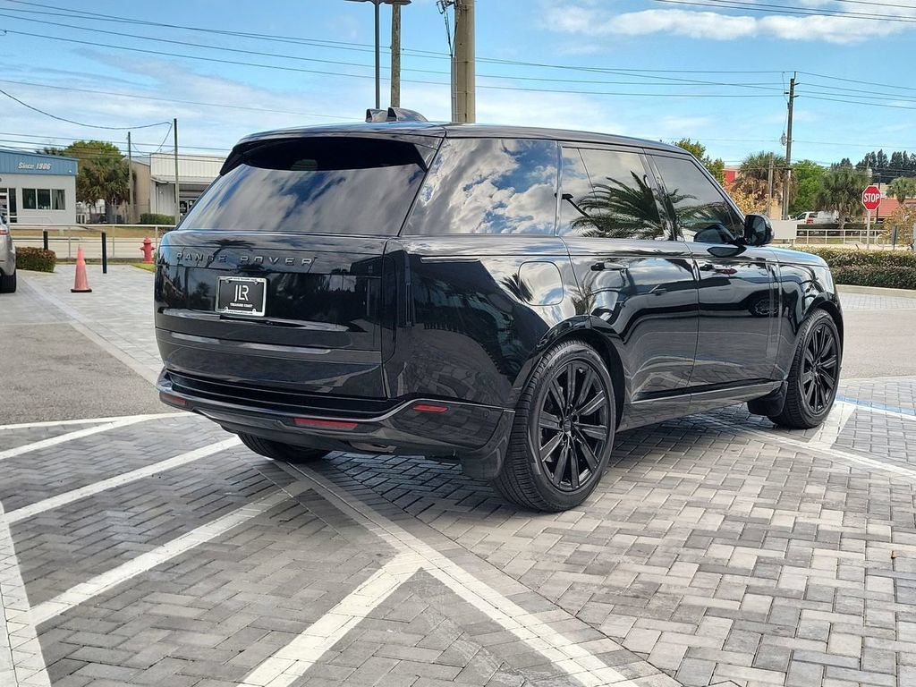 Used 2025 Land Rover Range Rover SE AWD/4WD image 5