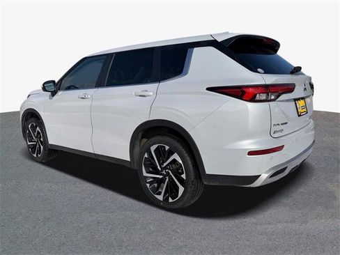 Used 2024 Mitsubishi Outlander SE image 2