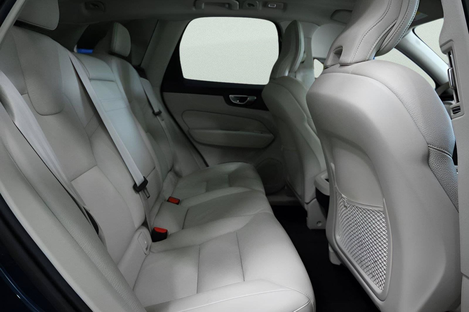 Used 2022 Volvo XC60 B5 Momentum w/ Protection Package AWD/4WD image 19