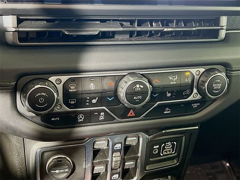 Used 2025 Jeep Gladiator Rubicon w/ Convenience Group image 15