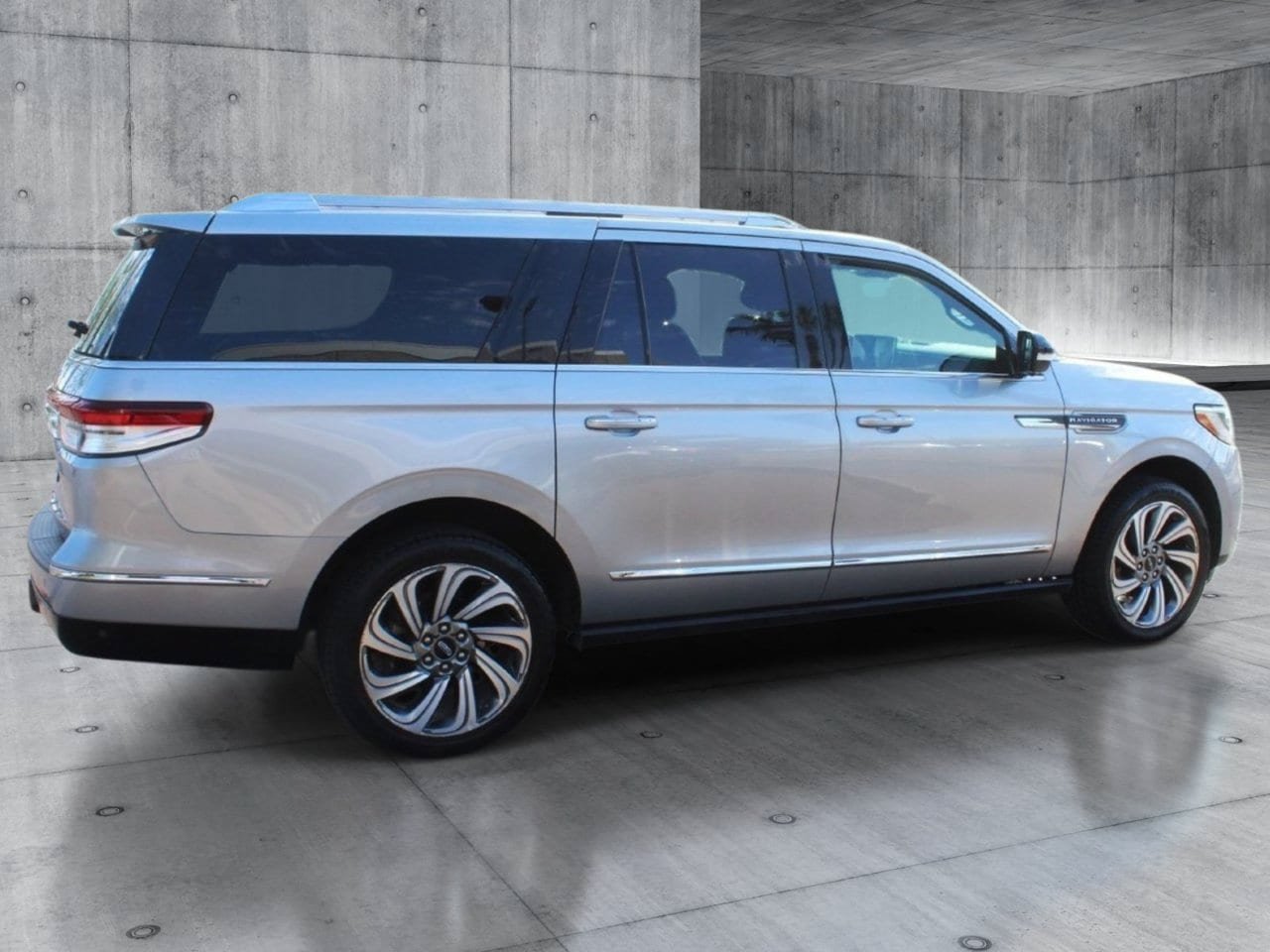 Used 2024 Lincoln Navigator L 4WD image 7