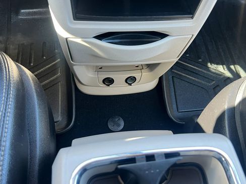 Used 2016 Chrysler Town & Country Touring w/ Driver Convenience Group image 26