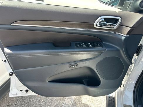 Used 2015 Jeep Grand Cherokee Overland w/ Advanced Technology Group AWD/4WD image 17