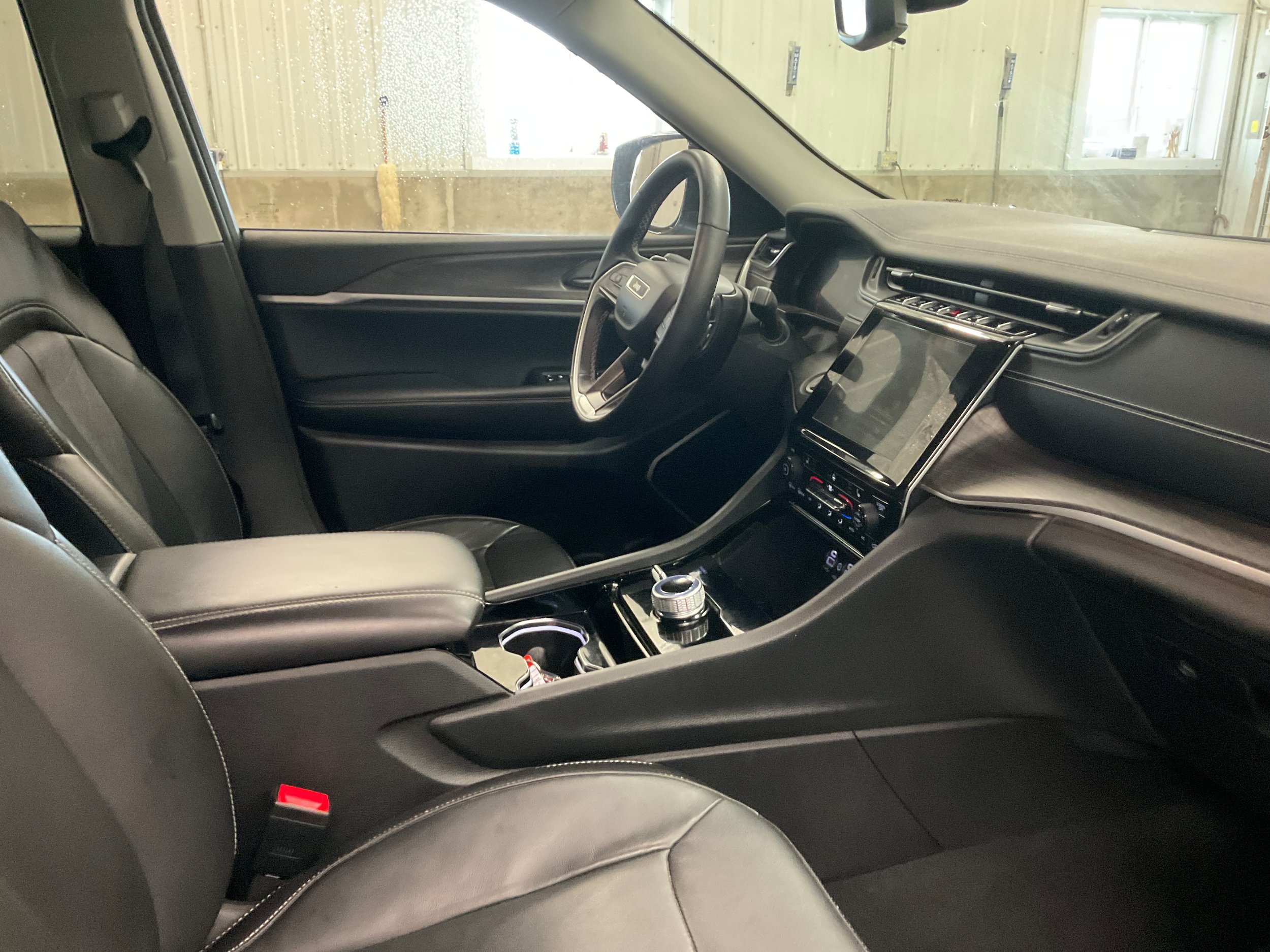 Used 2022 Jeep Grand Cherokee Limited AWD/4WD image 31