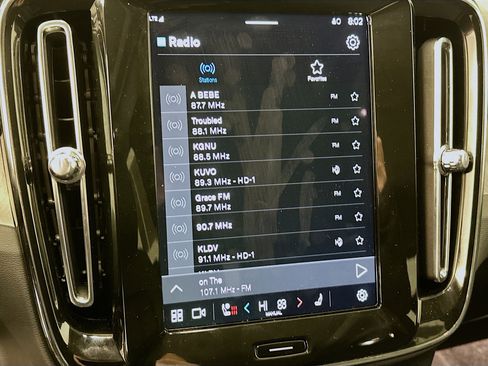 Used 2025 Volvo XC40 B5 Plus image 21