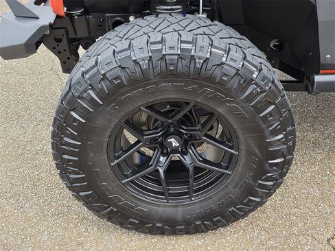 Used 2019 Jeep Wrangler Unlimited Sahara w/ Uconnect 4C Nav & Sound Group image 33