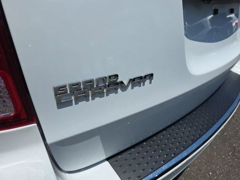 Used 2018 Dodge Grand Caravan SXT FWD image 11