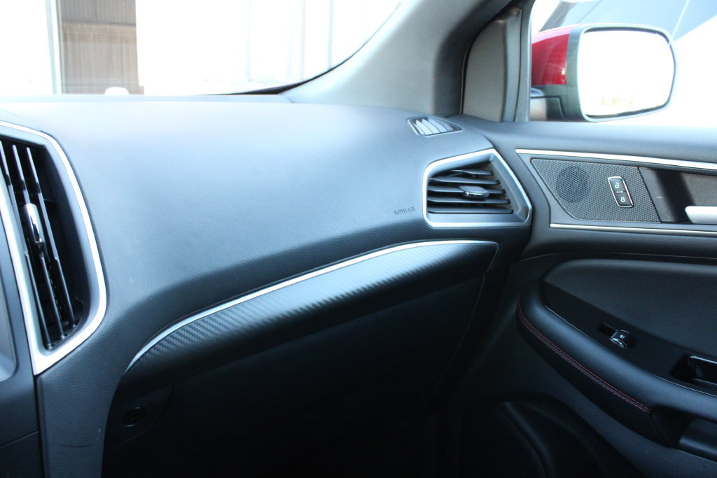 Used 2020 Ford Edge ST-Line w/ Cold Weather Package FWD image 18