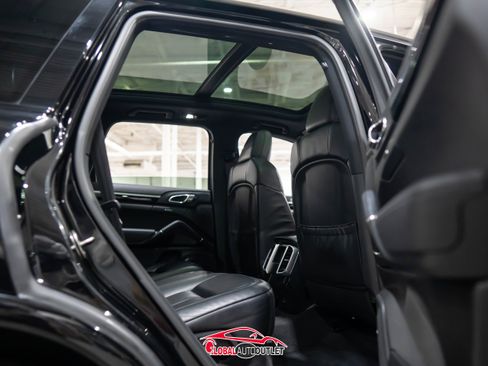 Used 2017 Porsche Cayenne Platinum Edition w/ Premium Package (PJV) image 19