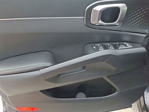 Used 2025 Kia Sorento S image 12