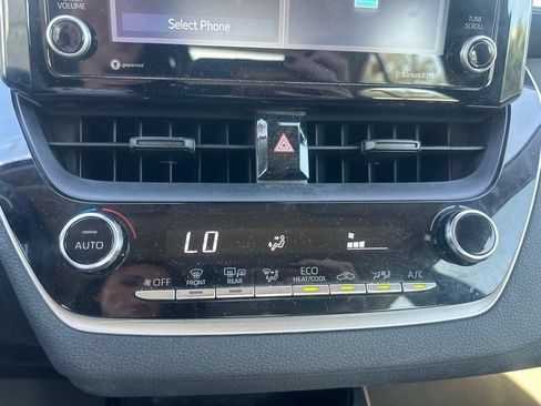 Used 2022 Toyota Corolla LE FWD image 25