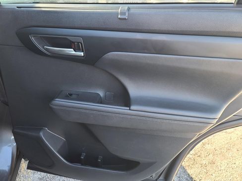 Used 2023 Toyota Highlander XLE image 19