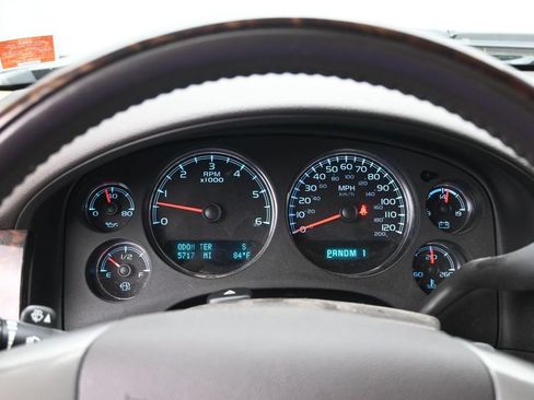 Used 2011 GMC Sierra 2500 Denali w/ Suspension Package, Off-Road AWD/4WD image 9
