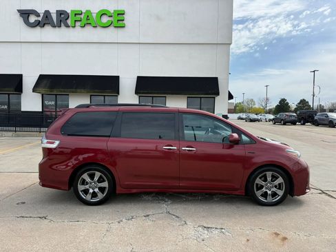 Used 2018 Toyota Sienna SE FWD image 17