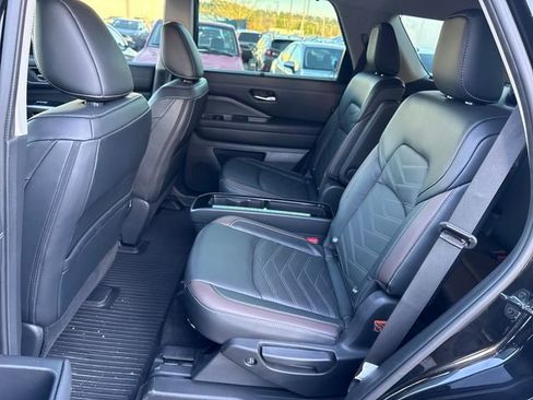Used 2024 Nissan Pathfinder Platinum w/ Lighting Package (N93) image 31