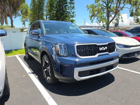 Certified 2024 Kia Telluride EX w/ EX Captain's Chair Package FWD image 3