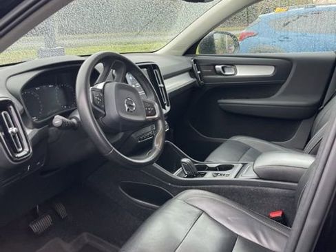 Used 2020 Volvo XC40 T5 Momentum w/ Protection Package image 3
