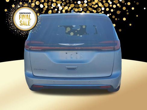 Used 2024 Chrysler Pacifica Touring-L image 6