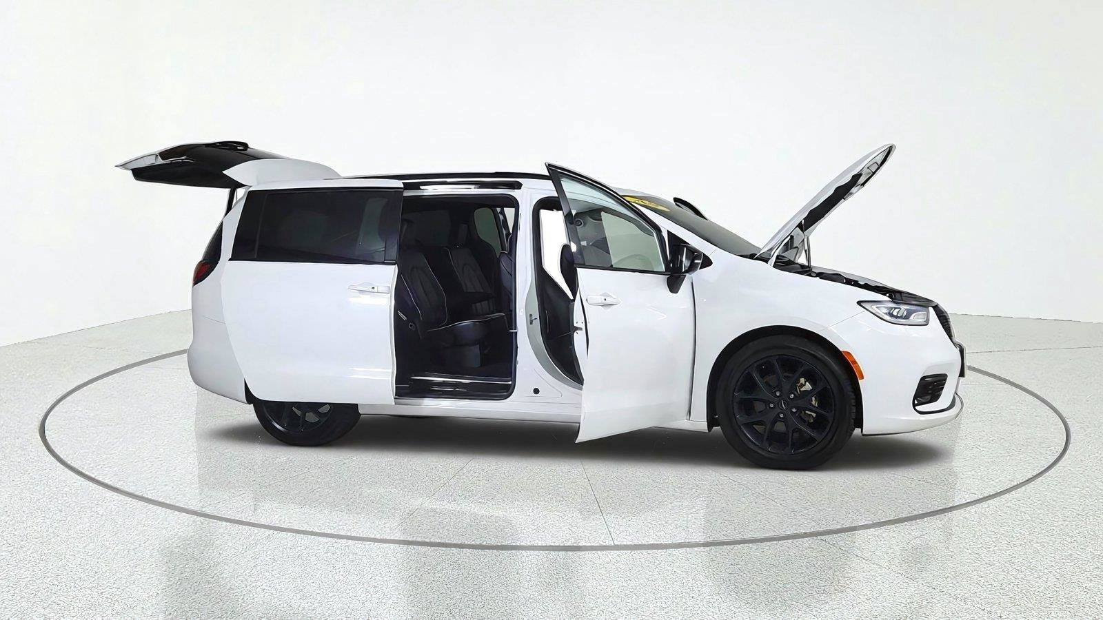 Used 2025 Chrysler Pacifica Limited FWD image 15
