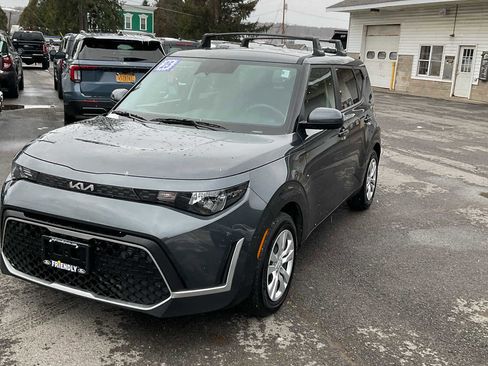Used 2025 Kia Soul LX image 2