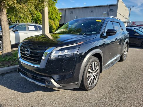 Used 2022 Nissan Pathfinder Platinum w/ Cargo Package AWD/4WD image 3