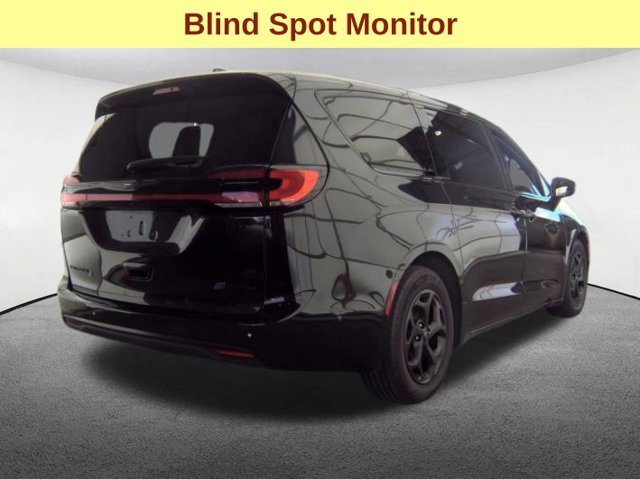 Used 2023 Chrysler Pacifica Limited w/ S Appearance Package FWD image 7