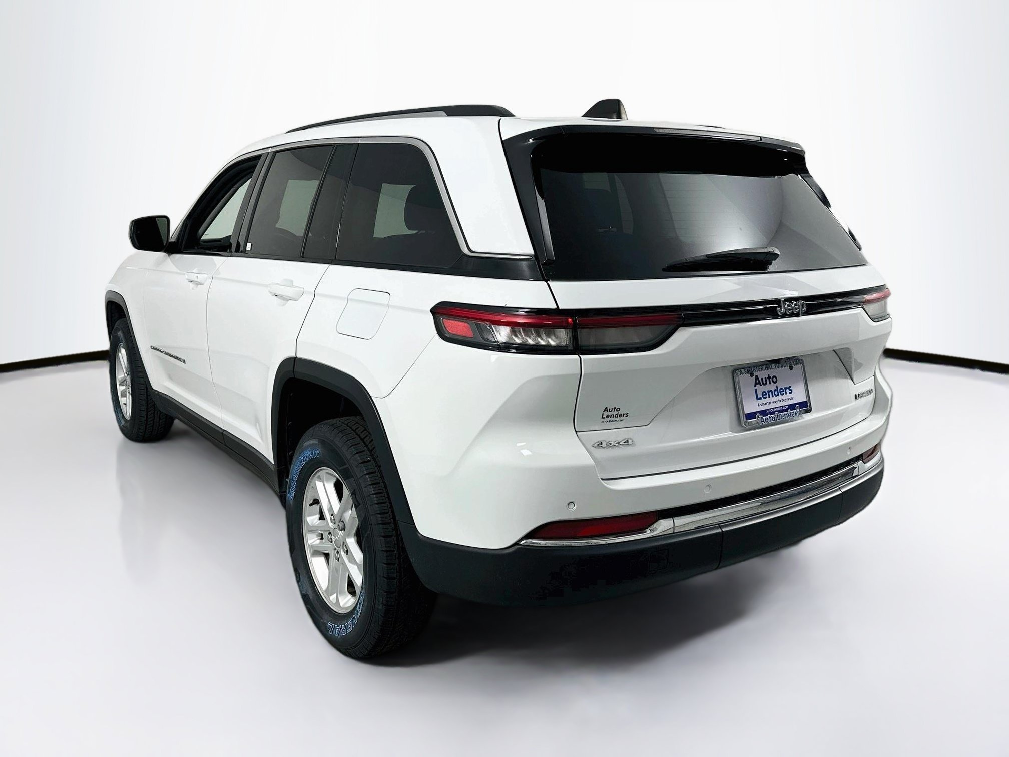 Used 2023 Jeep Grand Cherokee Laredo AWD/4WD image 7