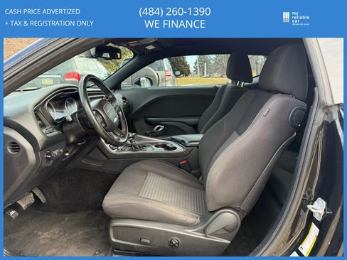 Used 2015 Dodge Challenger SXT image 9