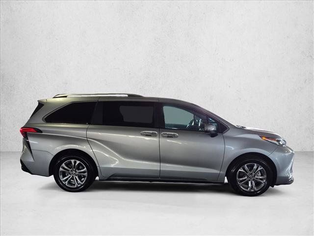 Used 2024 Toyota Sienna Platinum AWD/4WD image 4