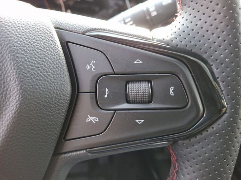 Used 2024 Chevrolet Trax RS w/ Sunroof Package image 24