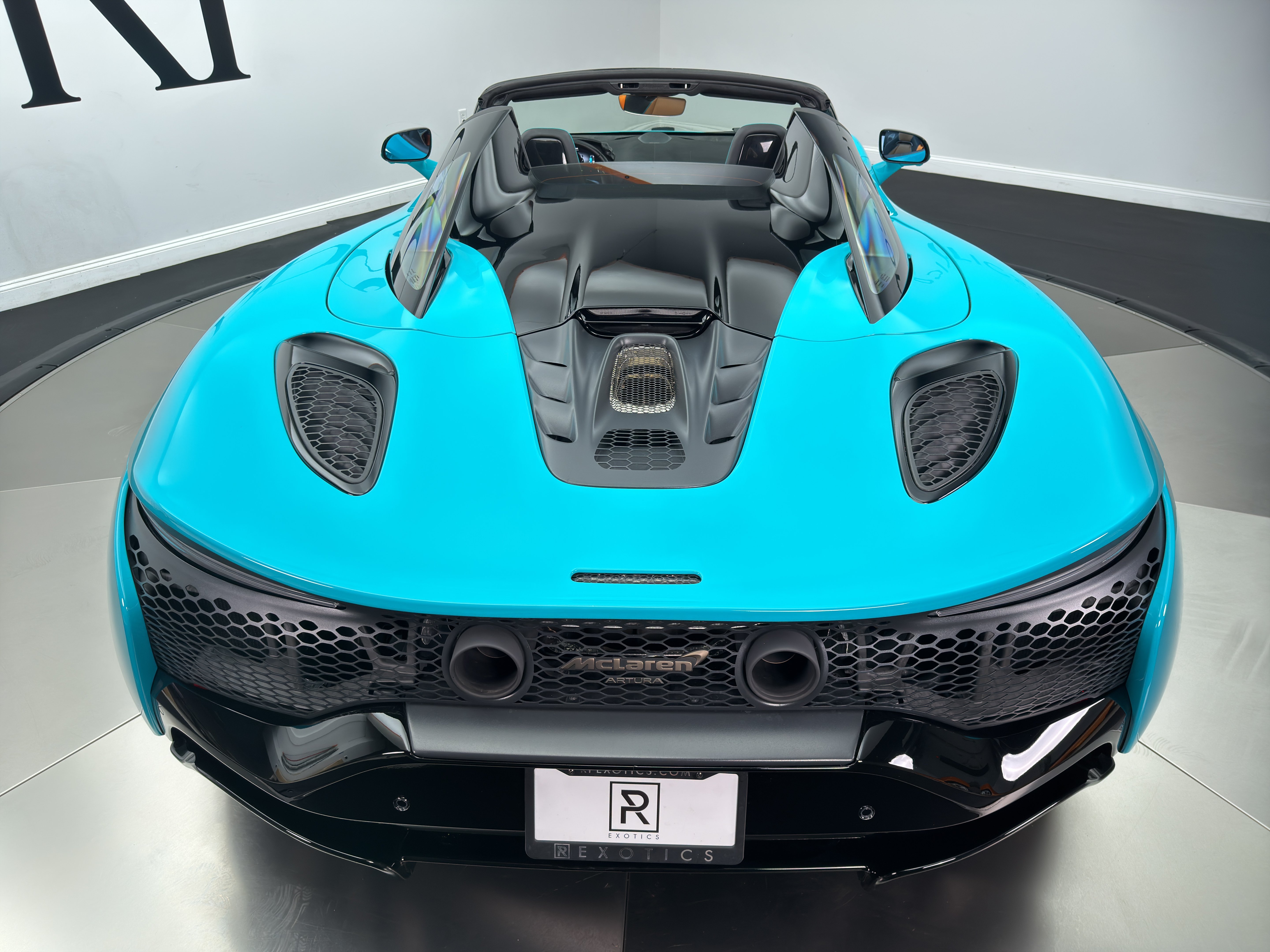 Used 2025 McLaren Artura Spider RWD image 19