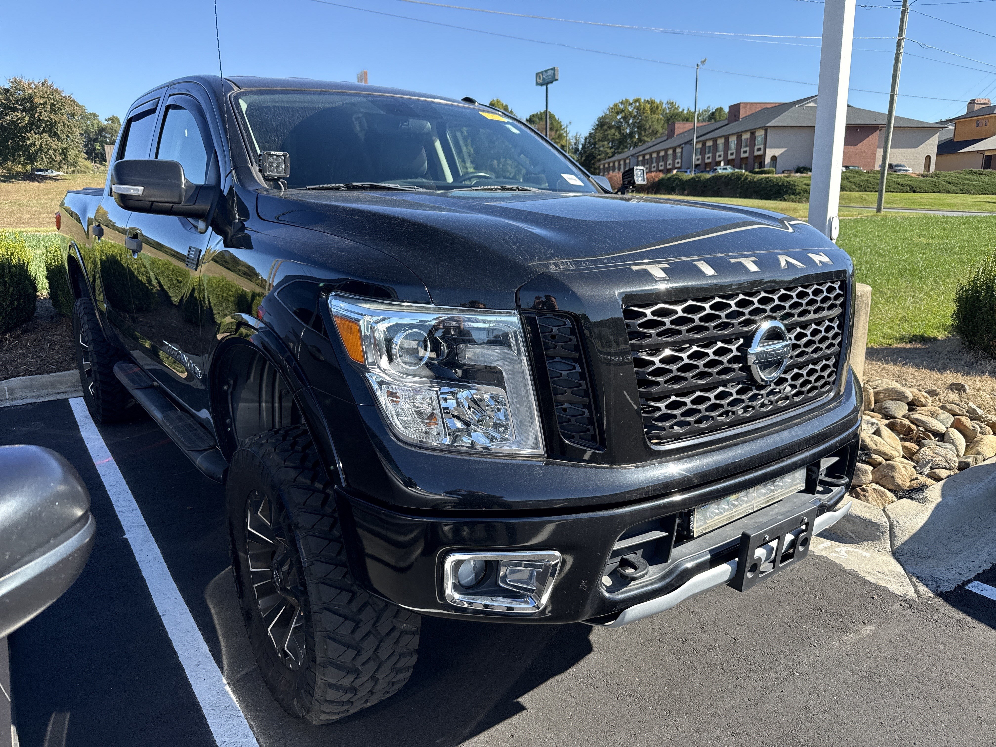 Used 2019 Nissan Titan PRO-4X AWD/4WD image 2