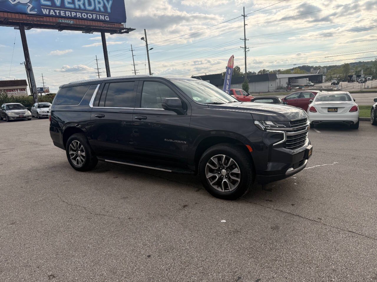 Used 2023 Chevrolet Suburban LT w/ Luxury Package AWD/4WD image 3