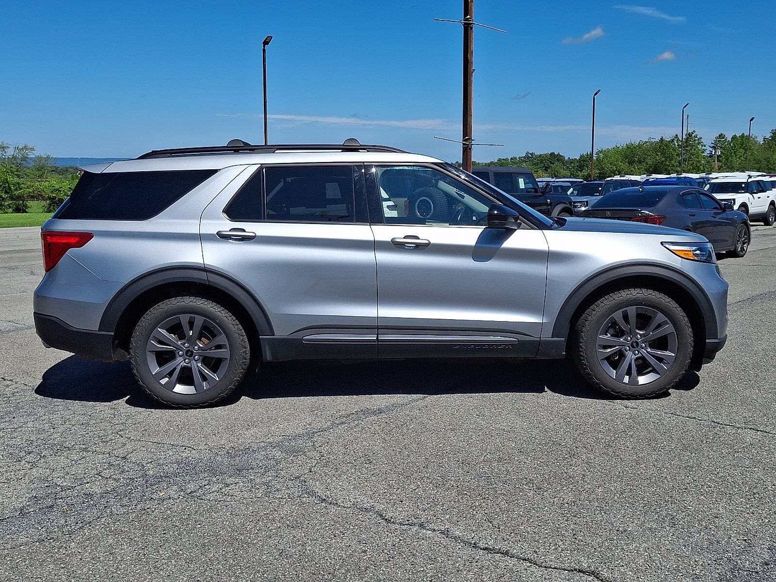Used 2023 Ford Explorer XLT w/ Equipment Group 202A AWD/4WD image 11