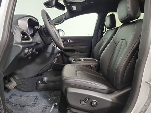 New 2026 Chrysler Pacifica Select image 10