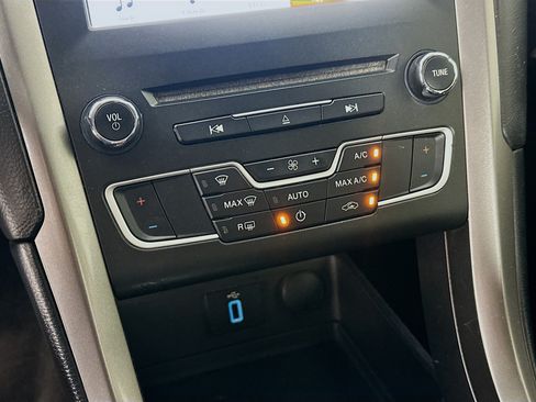 Used 2018 Ford Fusion SE w/ Fusion SE Technology Package FWD image 22