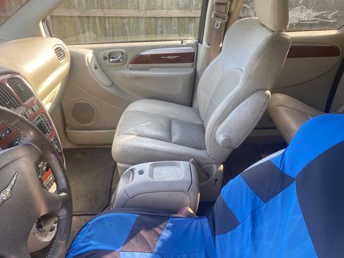 Used 2006 Chrysler Town & Country Limited w/ Trailer Tow Prep Group image 3