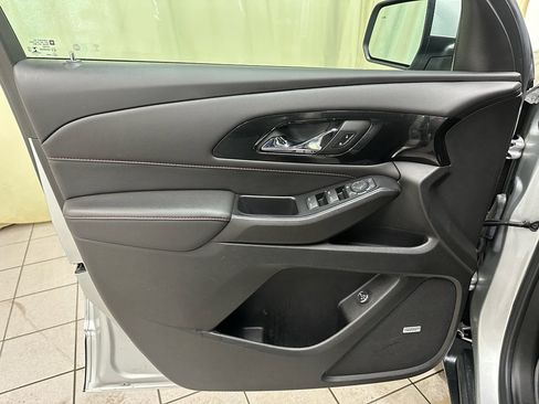 Used 2022 Chevrolet Traverse RS image 36