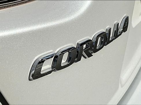 Used 2022 Toyota Corolla SE w/ SE Premium Package image 9