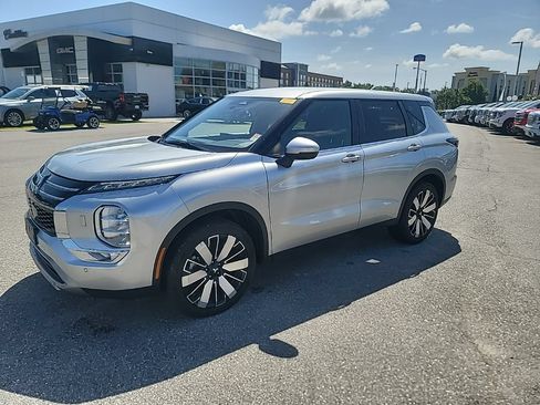 Used 2025 Mitsubishi Outlander AWD image 3